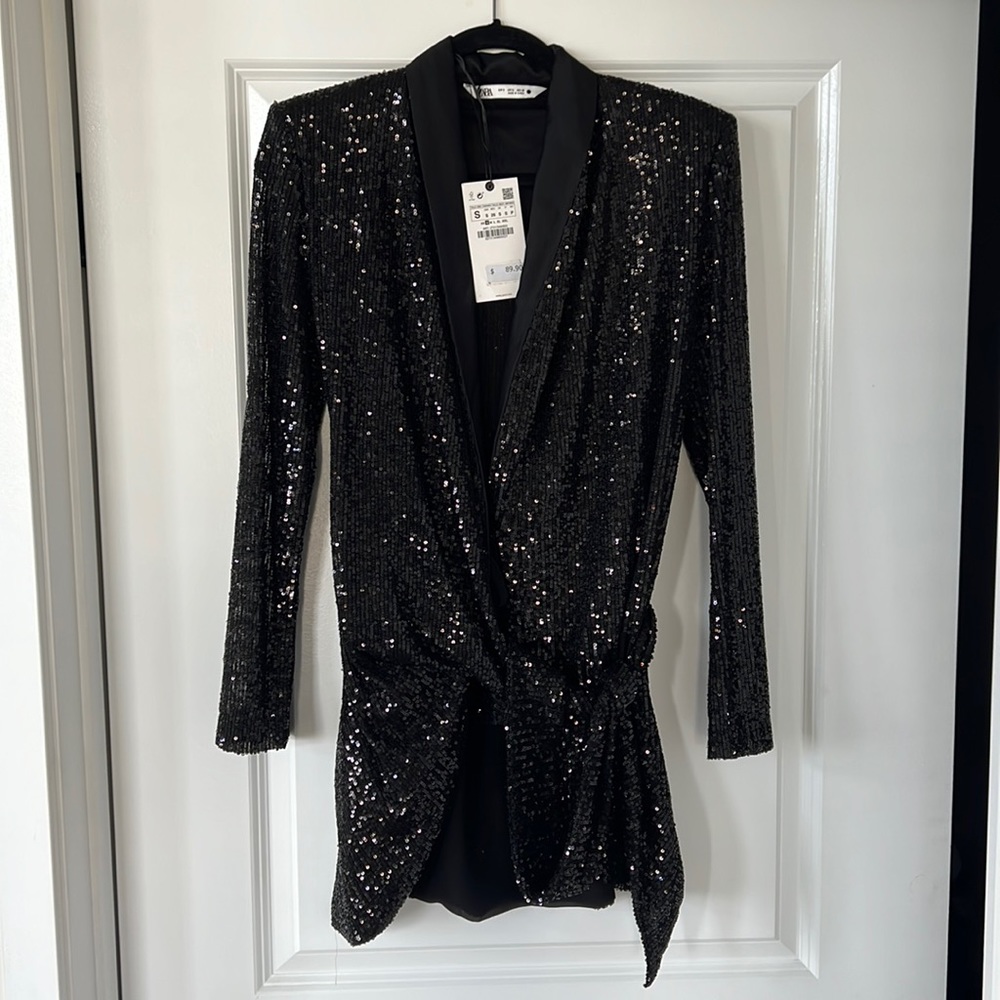 You can use like blazer or dress. Size Small. Zara. Length 32’. Width 17’